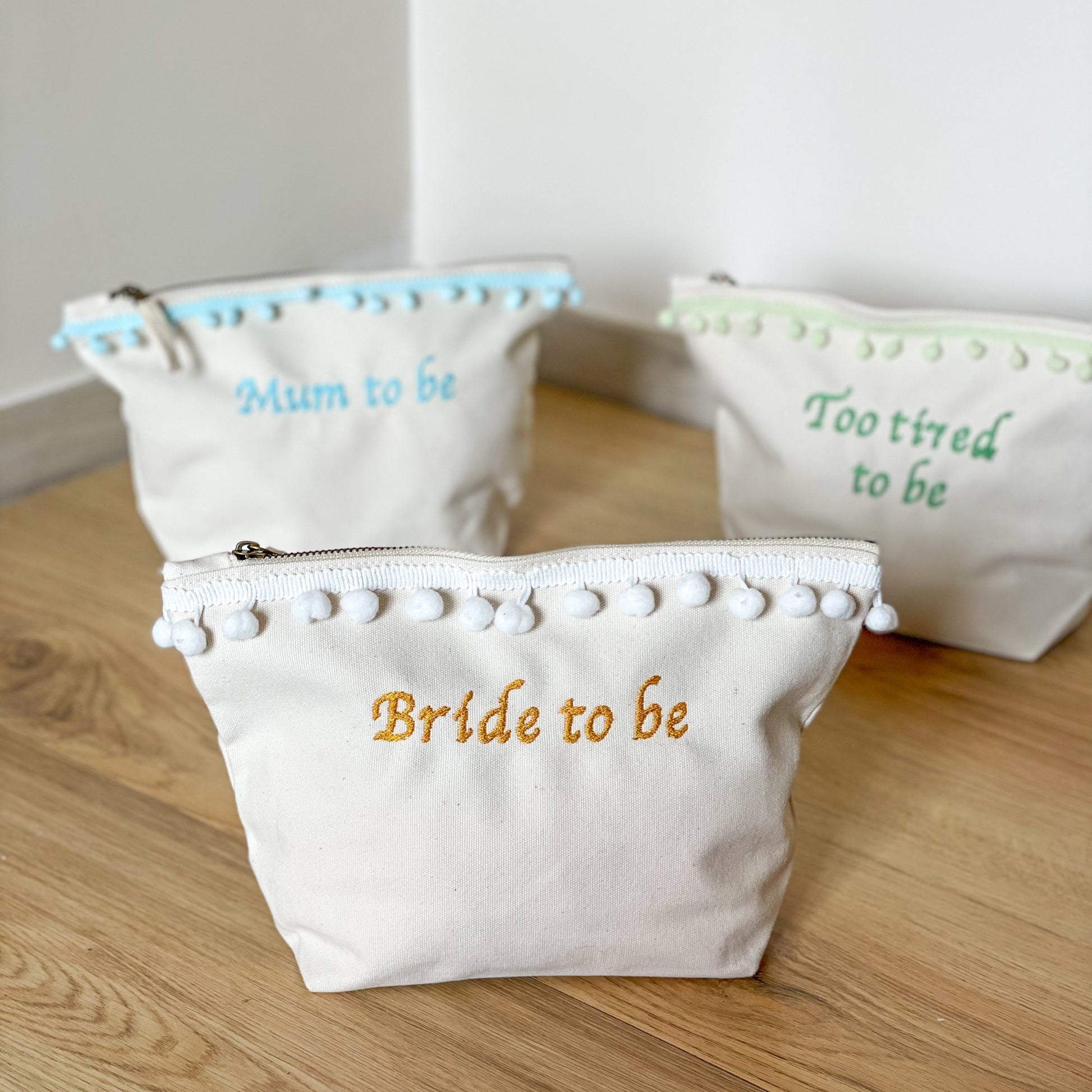 Pochette con ricamo personalizzato: Bride to be, Too tired to be, Mum to be