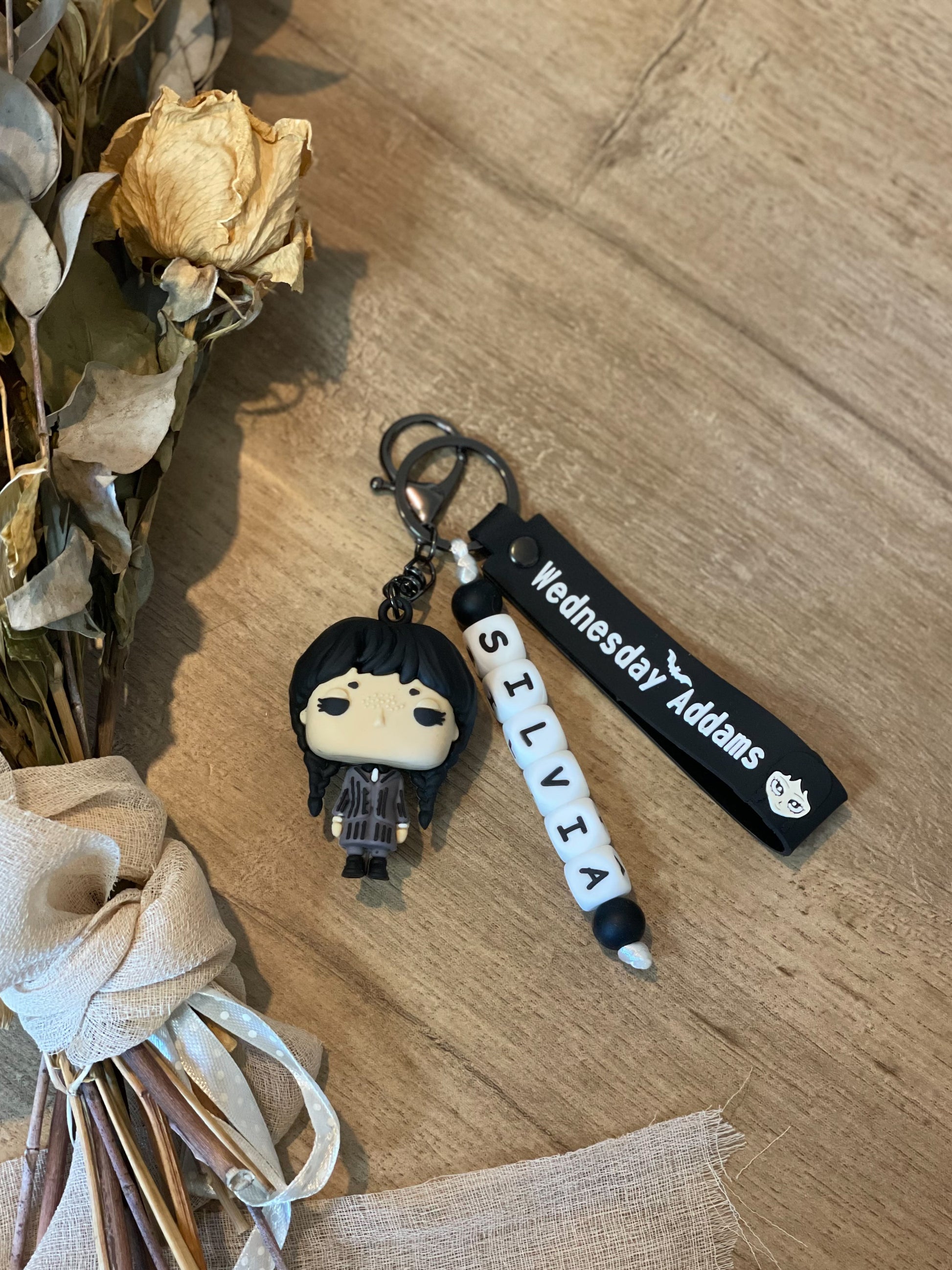 Portachiavi personalizzato di mercoledì addams con il tuo nome