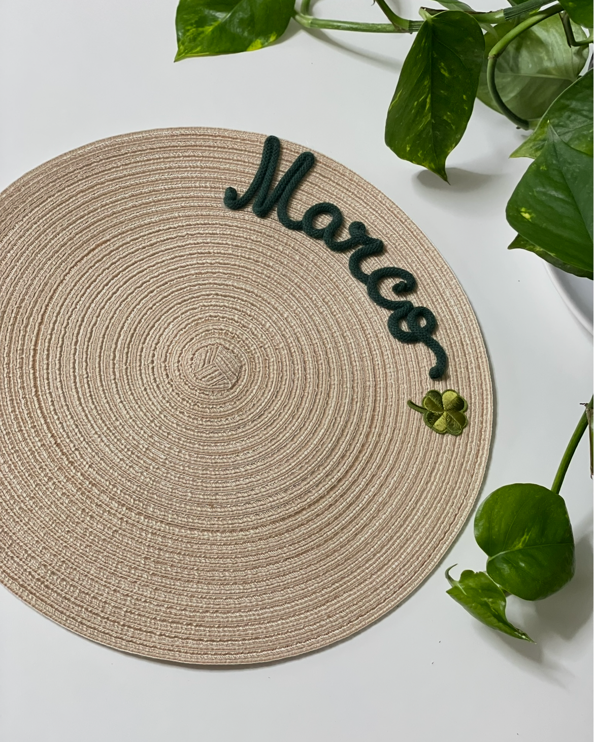 tovaglietta personalizzata con scritta del nome verde e decorazione quadrifoglio