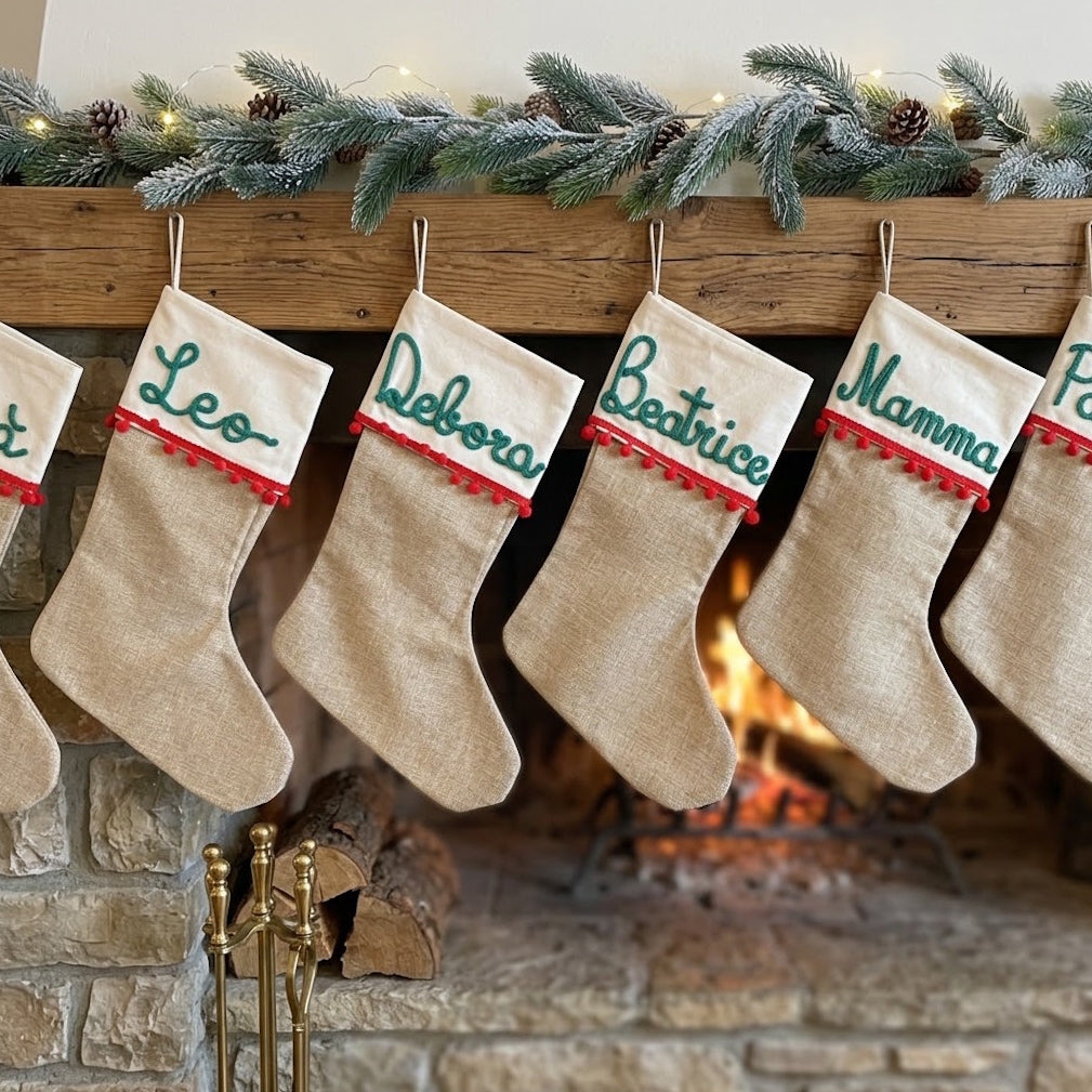Calza della Befana in juta e cotone con pompon colorati, da personalizzare con un nome