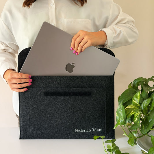 Porta PC in feltro grigio scuro con nome Federico Viani in bianco, tasca frontale e laptop inserito