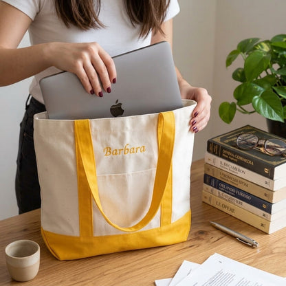 Tote bag in cotone con manici gialli e nome Barbara ricamato, accanto a libri su una scrivania