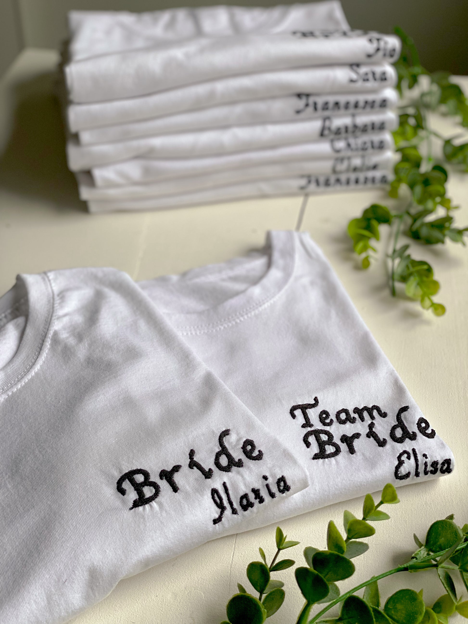 Tshirt personalizzate per addio al nubilato. Ricamate con scritta Bride e Team Bride e il nome della ragazza