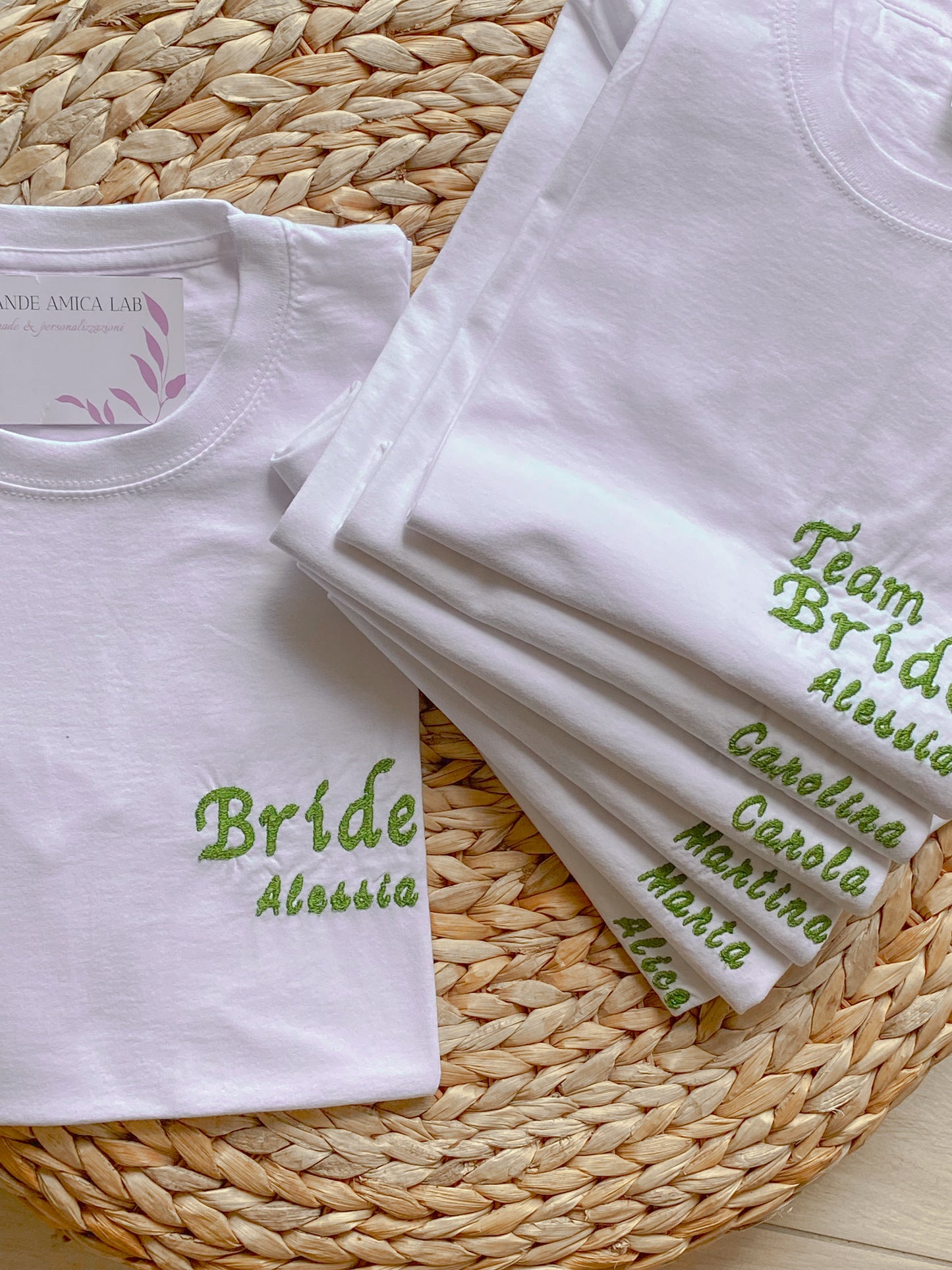 Set tshirt ricamate per addio al nubilato con scritta verde oliva o saliva. la scritta è Bride per la sposa e Team Bride per le amiche. Sotto c'è il nome di ognuna