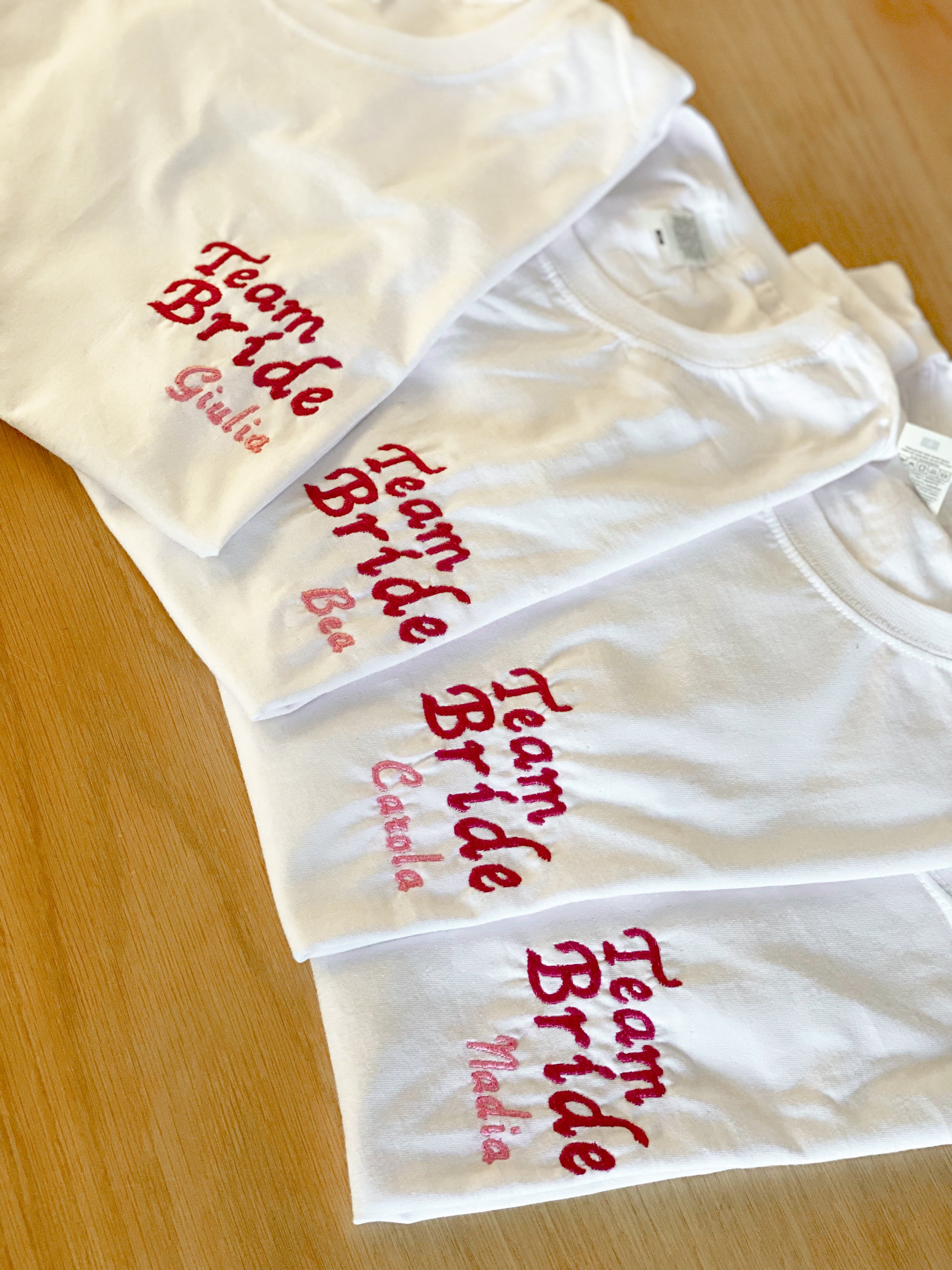 set 4 tshirt ricamate per addio al nubilato con scritta Team Bride e Bride e i nomi delle ragazze